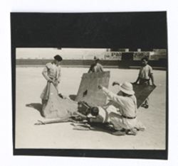 Item 0982. Tissé, center, lying on his side with camera, Eisenstein kneeling behind him, two unidentified men holding reflectors, Liceaga, left, with cape on ground in front of him. See also Items 344 no. 1 and 345 above.