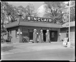 Keith Taggart, Sinclair filling station (orig. neg.)