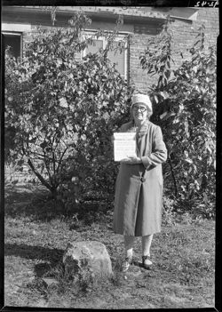 Mrs. Geo. B. Bullock at Gentryville, at site of Lincoln store