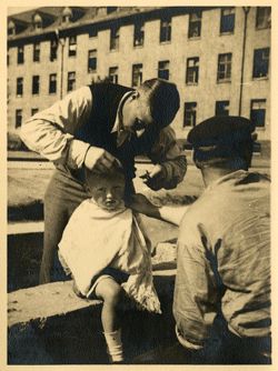 Child recieving a pig-shave