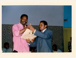 Idrissa Ouédraogo receiving award