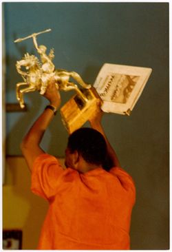 Idrissa Ouédraogo receiving Stallion of Yennenga for Tilai at FESPACO '91