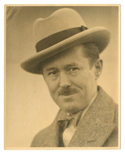 Roy Howard in suit and hat