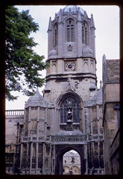 Oxford Tom Tower from west (Wren)