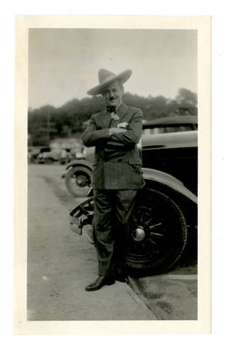 Roy Howard in wide brimmed hat