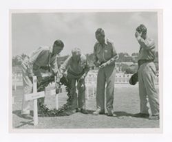Roy Howard places a wreath on Ernie Pyle's grave