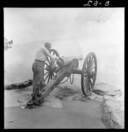 Lookout Mountain, Oswald and Hohenberger at cannon