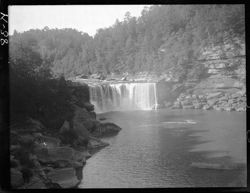 Horizontal view of Cumberland Falls