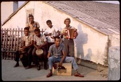 Conjunto popular con marimba, Musical group with marimba