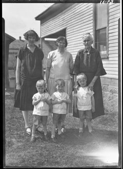 Women and children at Steele's, Helmsburg