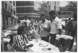 Madge Sinclair signing authographs at Monument Circle