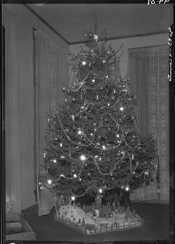 Christmas tree at Heine Moesch's--1938