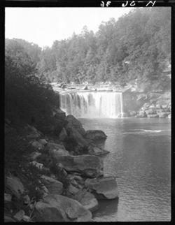 Perpendicular view of Cumberland Falls