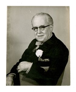 Roy Howard seated portrait