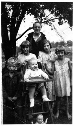 A Brown County mother, Myrtle (Yoder) Bond and children: Richard, Ruth Irene, William Hugh, Hilda (Betty) and Susie Bell