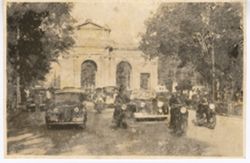 Motorcade travelling in front of monument