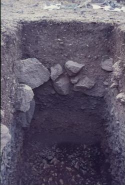 Trench Q5N, Scarp