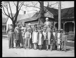 Merle Pittman and school children at Seymour
