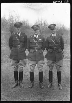 Louis Gravis and other aviators