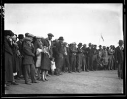 Crowd lined up to see a contest, Foxhunters' meet