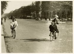 Women cycling in Paris